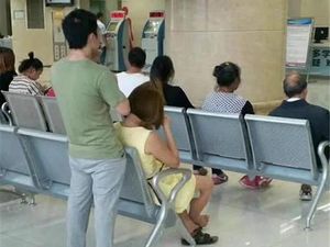 Foto Pria Pakai High Heels Pink Kekasihnya Jadi Viral