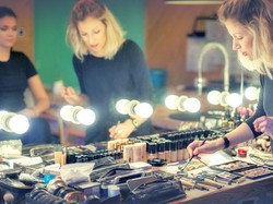 Mau Pakai Makeup Artis, Bujetnya Berapa Sih?