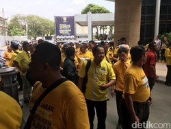 Pendukung Dedi Mulyadi Demo ke Kantor DPP Golkar