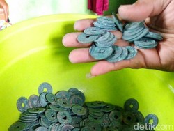 Warga Blitar Temukan Ratusan Koin Kuno Berhuruf China