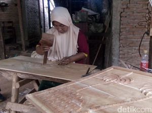 Para Wanita di Balik Bertahannya Industri Ukir Jepara Para Wanita di Balik Bertahannya Industri Ukir Jepara