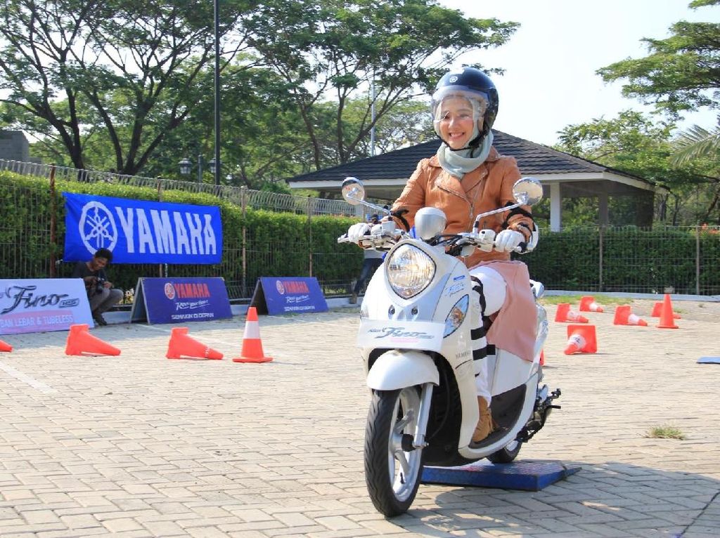 Wanita Harus Tahu, Begini Naik Motor yang Aman dan Menyenangkan Wanita Harus Tahu, Begini Naik Motor yang Aman dan Menyenangkan