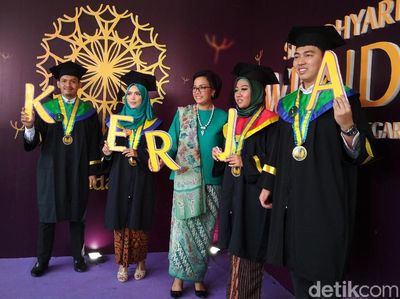 Cantik Berkebaya, Sri Mulyani Pose Bareng Wisudawan STAN
