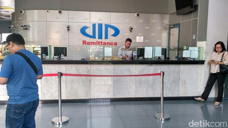 Dolar AS Dijual Hampir Rp 13.600, Ratusan Orang Serbu Money Changer Dolar AS Dijual Hampir Rp 13.600, Ratusan Orang Serbu Money Changer