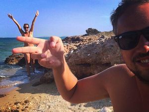 Coba Naked Sauna, Pasangan Ini Ketagihan Jadi Traveler Nudis