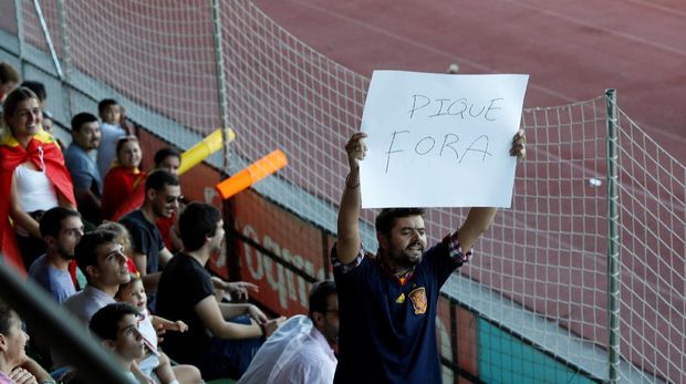 Suporter timnas Spanyol mencemooh Gerard Pique saat latihan timnas Spanyol.