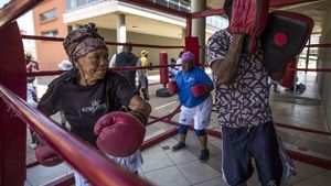 Foto: Tinju Buat Nenek-nenek