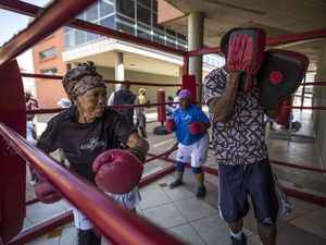 Foto: Tinju Buat Nenek-nenek