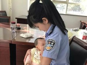 Viral! Polwan China Menyusui Bayi Terdakwa Kasus Kriminal