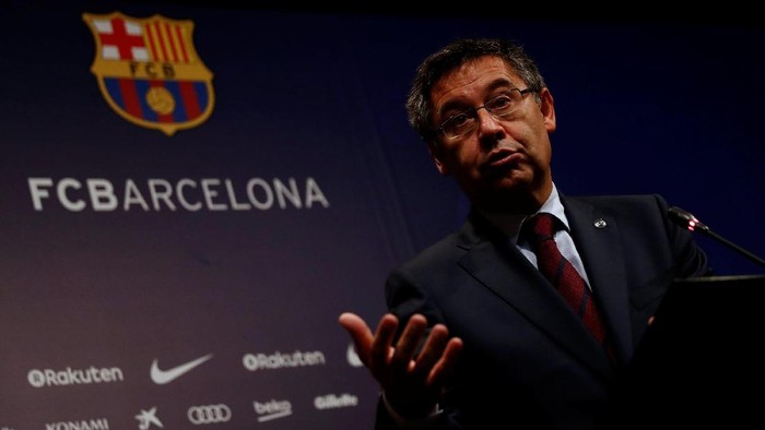 Barcelona President Josep Maria Bartomeu attends a news conference at Camp Nou stadium in Barcelona, Spain October 2, 2017. REUTERS/Juan Medina