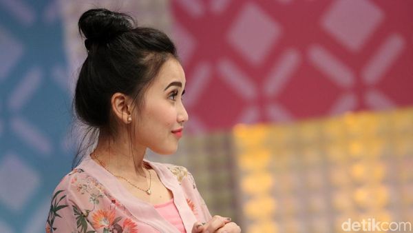 Tanda Merah di Leher Ayu Ting Ting, Bekas Kerokan?