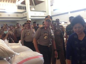 Irjen Iriawan Cek Kesiapan Evakuasi Warga Gunung Agung Irjen Iriawan Cek Kesiapan Evakuasi Warga Gunung Agung