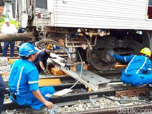 Begini Proses Evakuasi Kereta yang Anjlok di Manggarai
