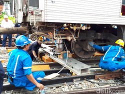 Begini Proses Evakuasi Kereta yang Anjlok di Manggarai