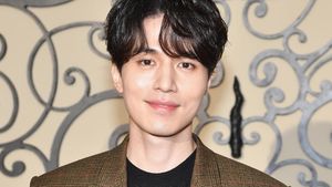 Foto: Tampannya Bintang Goblin Lee Dong Wook di Paris Fashion Week