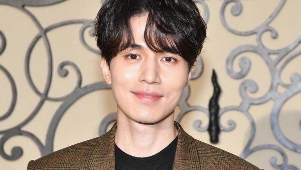 Foto: Tampannya Bintang Goblin Lee Dong Wook di Paris Fashion Week