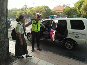Aksi Polisi Ketika Sopir Angkot di Surabaya Mogok