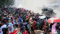 Warga Antusias Melihat Geladi Bersih HUT TNI