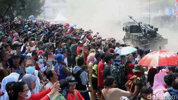 Warga Antusias Melihat Geladi Bersih HUT TNI