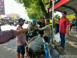 Disweeping dan Aplikasi HP Diperiksa, Ojek Online Tetap Layani Warga