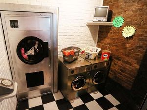 Sstt! Di Tempat Laundry Ini Ternyata Ada Bar Rahasia yang Tersembunyi