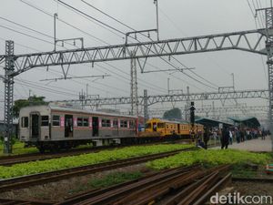 Gerbong KRL yang Anjlok Ditarik Kereta Penolong ke Manggarai