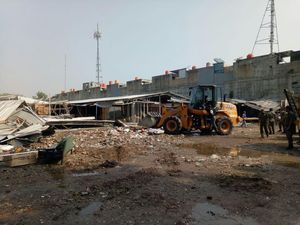 Satpol PP Kota Tangerang Tertibkan Kios Ilegal di Terminal Cibodas