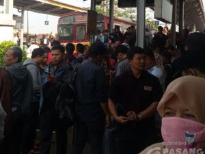 Imbas KRL Anjlok, Penumpang Tertahan di Stasiun Lenteng Agung