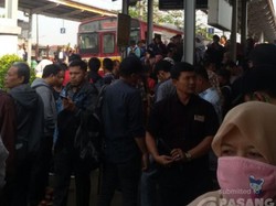 Imbas KRL Anjlok, Penumpang Tertahan di Stasiun Lenteng Agung