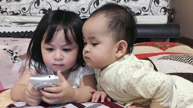Ilustrasi anak pakai gadget