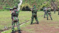 Prajurit Kostrad Latihan Menembak