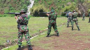 Prajurit Kostrad Latihan Menembak