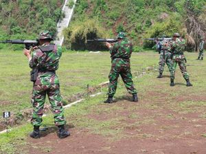 Prajurit Kostrad Latihan Menembak