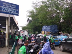 Imbas KRL Anjlok: Lalin Macet, Ojek Online Kebanjiran Penumpang