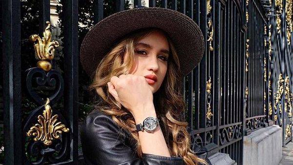 Bibir Seksi! Pesona Cinta Laura