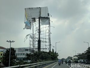 Ngeri, Reklame di Kampung Melayu Masih Miring dan Rawan Jatuh