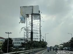 Ngeri, Reklame di Kampung Melayu Masih Miring dan Rawan Jatuh