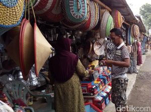 Berburu Panci dan Sapu di Pasar Lopait Tuntang, Semarang