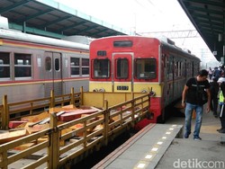 Berhasil Dievakuasi, Kereta Anjlok Dibawa ke Dipo Bukit Duri