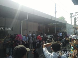 KRL Anjlok, Penumpang Tertahan 20 Menit Lalu Jalan Kaki