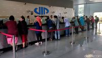 Ramai-ramai Tukar Dolar di Money Changer