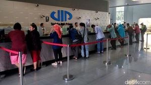Ramai-ramai Tukar Dolar di Money Changer
