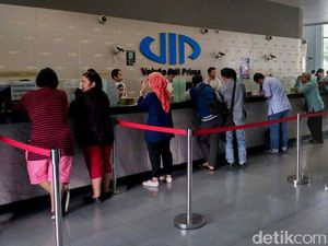 Ramai-ramai Tukar Dolar di Money Changer