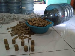 Pasutri di Banyuwangi Beli Motor Pakai Uang Receh Sekarung