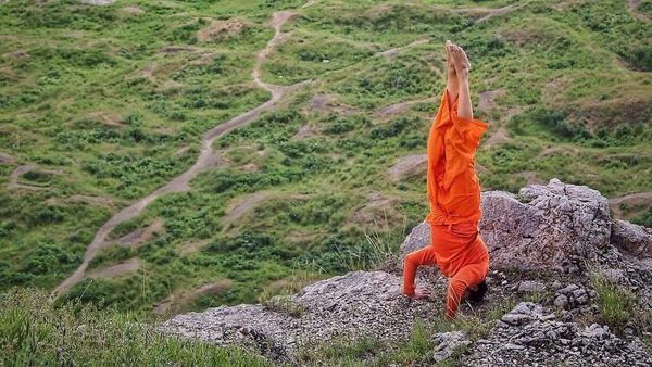 Foto: Cowok Ganteng yang Selalu Handstand Keliling Dunia