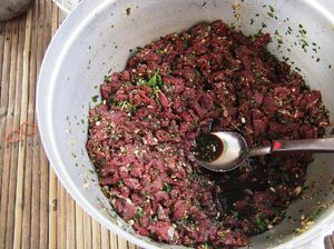 Mencicipi Darah Mentah Hingga Serangga Hidup, Anda Berani Coba? (1)