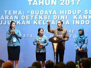 Jokowi ke Ibu PKK: Kalau Bapaknya Panas, Didinginkan