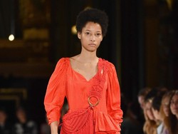 Stella McCartney Sulap Sampah Jadi Busana Modis di Paris Fashion Week