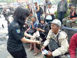 Asyik..Warga yang Diangkut Kendaraan Operasional Dapat Gorengan