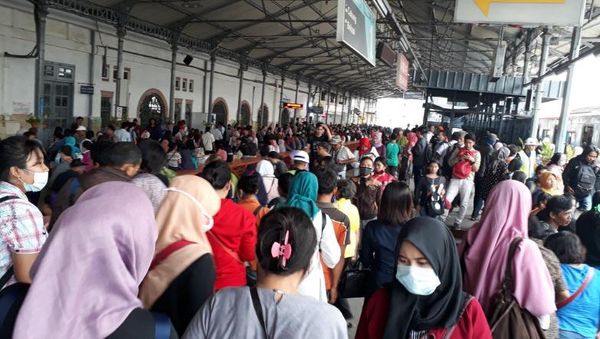 Penuh Sesak di Stasiun Manggarai Pasca KRL Anjlok